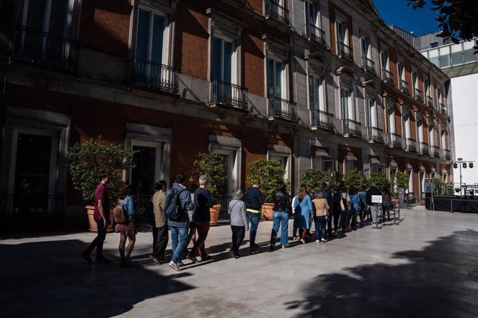 Archivo - Decenas de personas hacen cola para entrar al Museo Thyssen-Bornemisza 