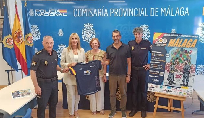 Del comisario principal de la de la Comisaría Provincial de Málaga, Roberto Rodríguez Velasco; el inspector-jefe, coordinador de la carrera, Sebastián Martínez Jiménez, y la presidenta de AMSA, Regina Alcántara Vallejo, entre otros