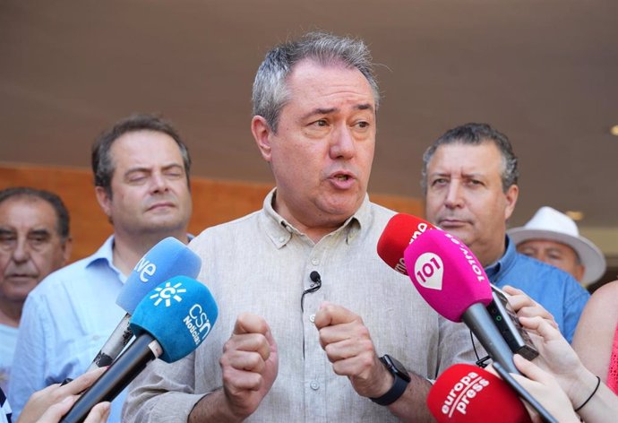 El secretario general del PSOE de Andalucía y Portavoz del Grupo Parlamentario Socialista, Juan Espadas, durante la atención a medios en la puerta del centro de salud de Ciudad Expo.