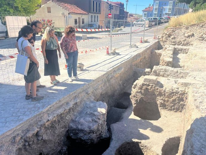 La concejala y la arqueóloga en la visita a los restos de San Esteban.