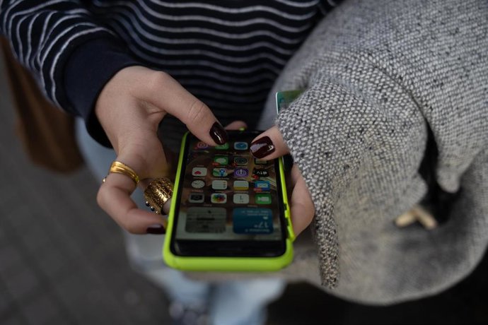 Archivo - Una persona usa el teléfono móvil, a 1 de febrero de 2024, en Barcelona, Catalunya (España). 