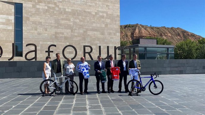 El Consejero de Cultura, Turismo, Deporte y Juventud del Gobierno de La Rioja, José Luis Pérez Pastor, el alcalde de Logroño, Conrado Escobar y el director de La Vuelta, Javier Guillén, presentan la etapa número 19 de La Vuelta ciclista 2024