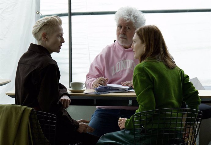 Archivo - El cineasta Pedro Almodóvar, junto a Tilda Swinton y Julianne Moore