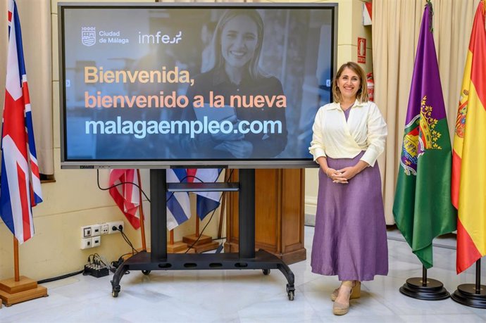 La concejala delegada de Educación y Fomento del Empleo, María Paz Flores, en rueda de prensa