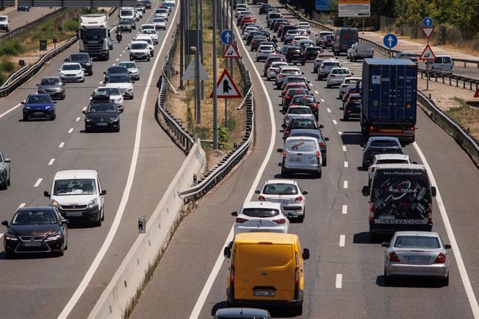 Atascos en la autovía A-3, a 12 de julio de 2024, en Madrid (España). Hoy comienza la segunda operación salida del verano para la segunda quincena de julio. La Dirección General de Tráfico (DGT) ya informó el pasado 27 de junio de que este verano se produ