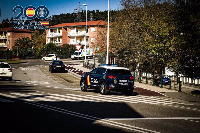 Archivo - Vehículo de la Policía Nacional en Torrelavega