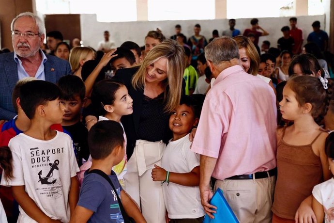 La alcaldesa de Granada, Marifrán Carazo, en la visita a la Escuela de Verano Norte.