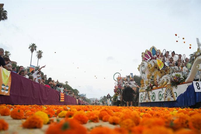 Archivo - Arxiu - Diverses persones participen a la Batalla de les Flors en la Fira de Julio, al Passeig de l'Albereda, a 30 de juliol del 2023, a València, Comunitat Valenciana (Espanya)