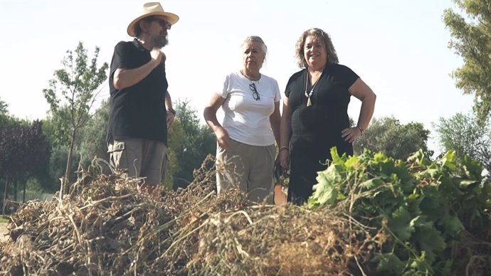 Concejales socialistas visitan los huertos urbanos del Parque Vega de Triana.