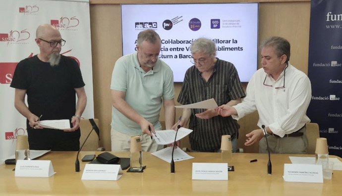 Lluís Torrents (ASSAC), Ramón Mas (GEDBP), Camilo Ramos (Favb) y Fernando Martínez (FECALON), en el momento de la firma del acuerdo.