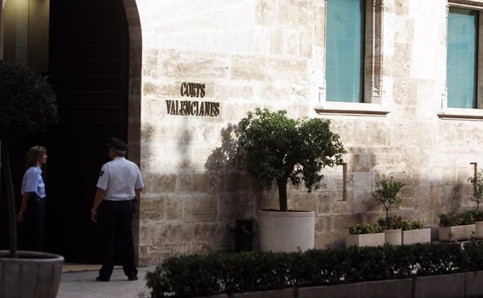 Archivo - Fachada de Les Corts Valencianes