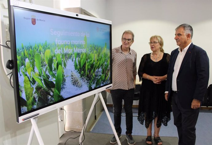 El consejero de Medio Ambiente, Universidades, Investigación y Mar Menor, Juan María Vázquez, junto a los investigadores de la Universidad de Murcia, Mar Torralva y Emilio Cortés, expone los estudios y seguimiento de poblaciones faunísticas del Mar Menor