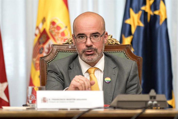El delegado del Gobierno, Francisco Martín, preside una reunión de la Delegación del Gobierno para la coordinación del dispositivo de seguridad planteado para la manifestación por el Orgullo LGBTIQ+ de 2024, en la Delegación del Gobierno, a 27 de junio de