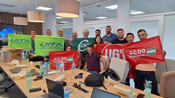 Encierro en la Agencia de Medio Ambiente y Agua (Amaya), organizado por los sindicatos UGT, CCOO, UITA y CSIF.