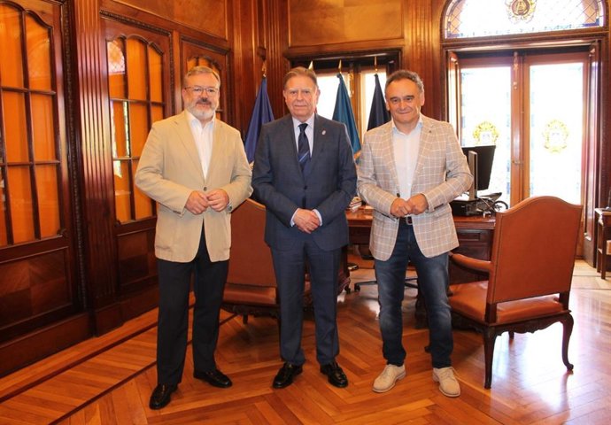 El concejal de Oviedo, Alfredo García Quintana; el alcalde de Oviedo, Alfredo Canteli y el alcalde de Nava, Juan Cañal Canteli.
