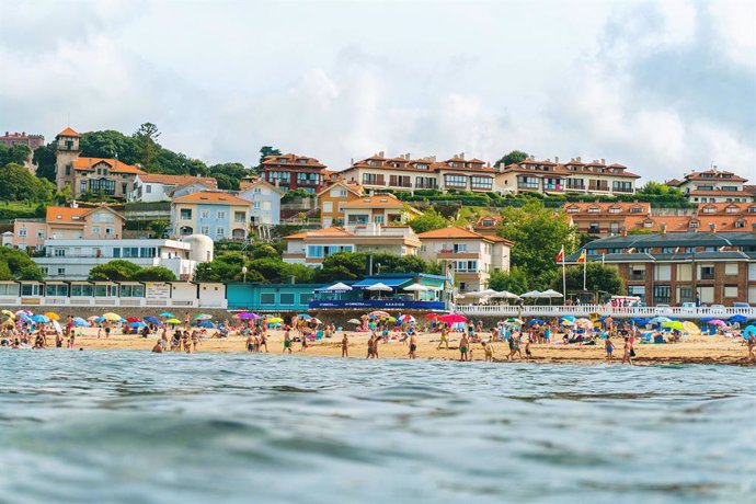 Archivo - Playa de Comillas en verano. Turismo. Turistas. Litoral. Costa. Veraneantes.