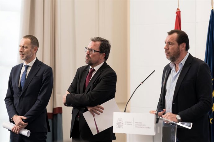 Archivo - Los trenes sufrieron una demora media de 50 minutos.