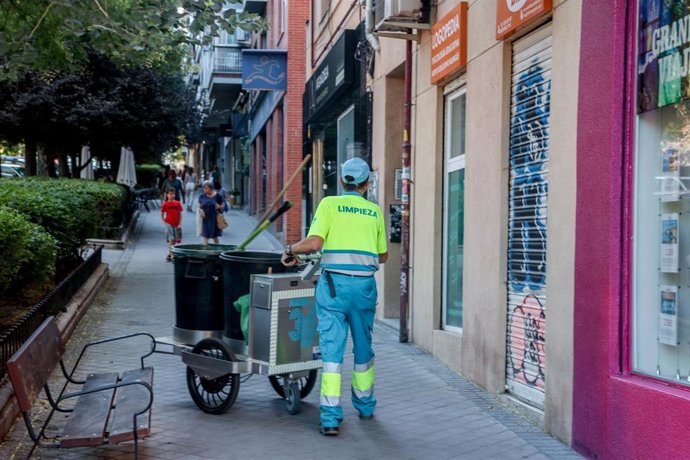 Archivo - Una barrendera trabaja en la calle, a 2 de agosto de 2023, en Madrid (España). 