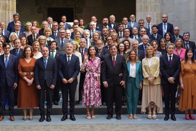 La Reina Letizia (c) posa a su llegada a una reunión anual de directores del Instituto Cervantes, en el Ayuntamiento de Barcelona, a 23 de julio de 2024, en Barcelona, Catalunya (España). El Instituto Cervantes es una institución pública que tiene como ob