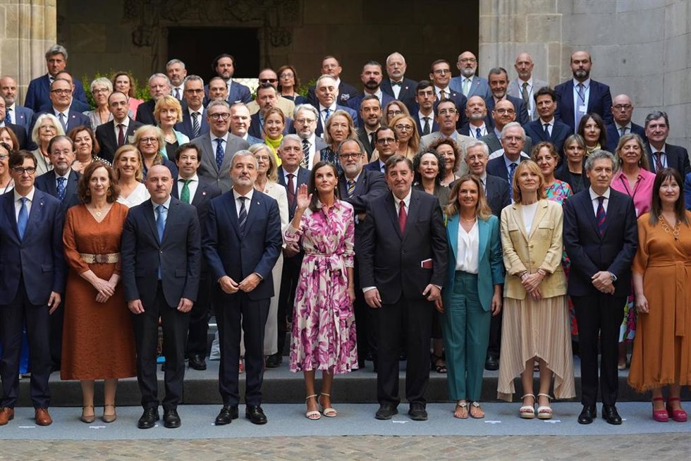 La Reina Letizia (c) posa a su llegada a una reunión anual de directores del Instituto Cervantes, en el Ayuntamiento de Barcelona, a 23 de julio de 2024, en Barcelona, Catalunya (España). El Instituto Cervantes es una institución pública que tiene como 