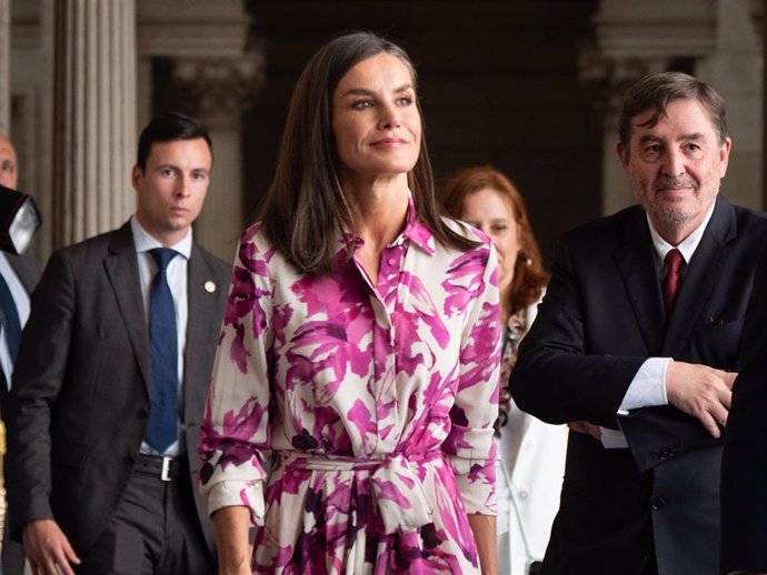 La Reina Letizia preside la reunión del Instituto Cervantes de Barcelona con un arriesgado vestido camisero