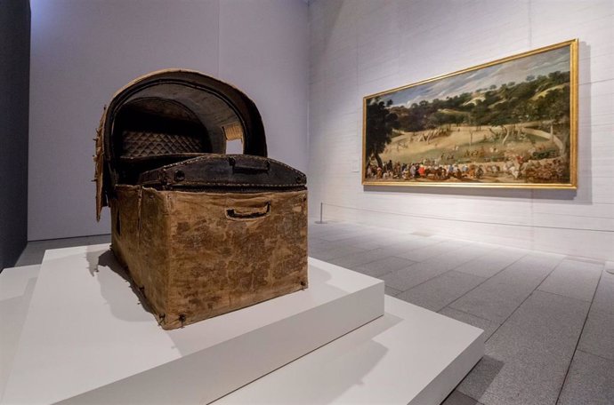 Archivo - 'Litera del emperador Carlos V' , en la muestra ‘En Movimiento’, en la Galería de las Colecciones Reales