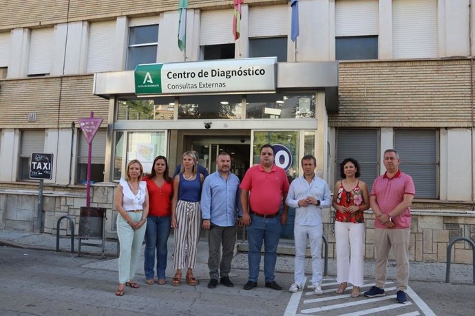 Víctor Torres con concejales del PSOE ante el Centro de Diagnóstico