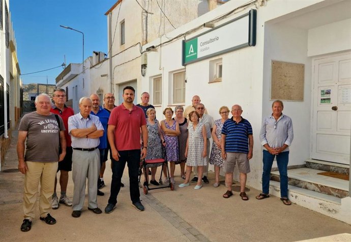 El parlamentario socialista Mateo Hernández en Alsodux (Almería) con dirigentes socialistas, vecinos y vecinas de la comarca del Andarax.
