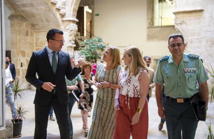 Firma del protocolo para la reforma de cuarteles de la Guardia Civil en Valencia.