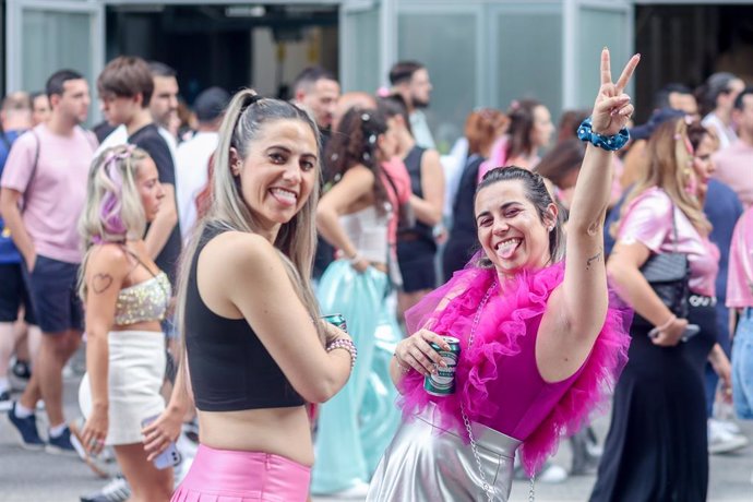 Ambiente previo al concierto de Karol G en los alrededores del Santiago Bernabéu, a 20 de julio de 2024, en Madrid 