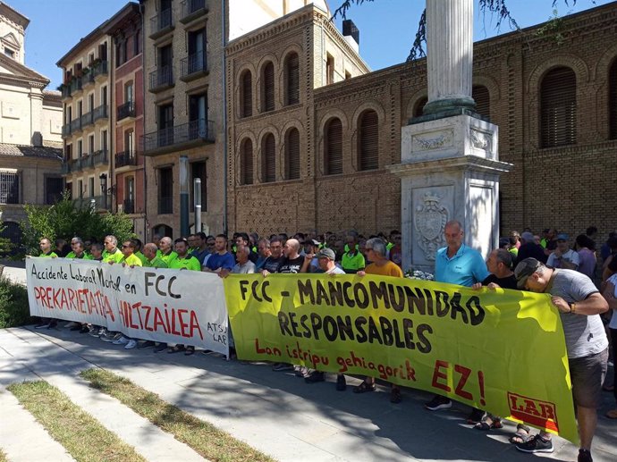 Concentración de trabajadores de FCC frente a la Mancomunidad de la Comarca de Pamplona.