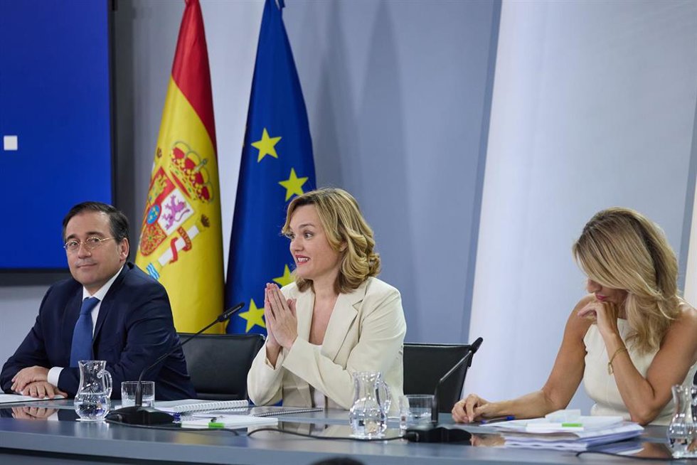 (I-D) El ministro de Asuntos Exteriores, Unión Europea y Cooperación, José Manuel Albares; la ministra portavoz, Pilar Alegría, y la vicepresidenta segunda y ministra de Trabajo y Economía Social, Yolanda Díaz, durante una rueda de prensa posterior al C
