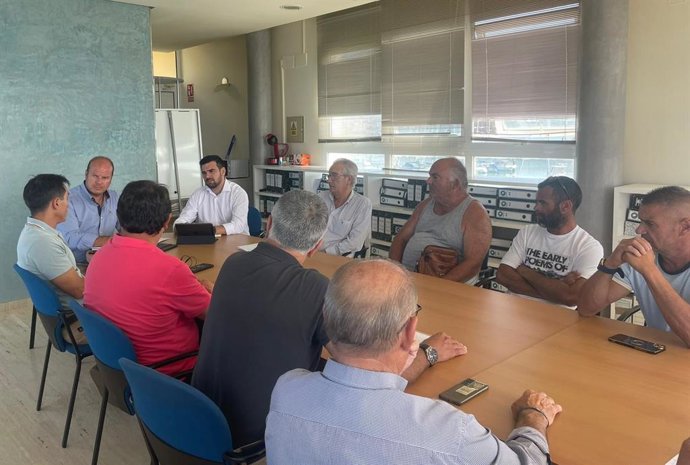 Fran Moreno y Óscar Curtido con representantes del sector pesquero en Rota.