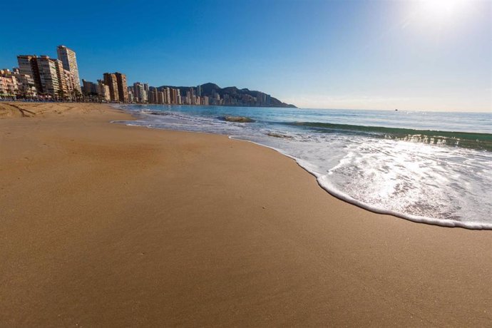 Archivo - Playa de Levante de Benidorm (Alicante) en imagen de archivo