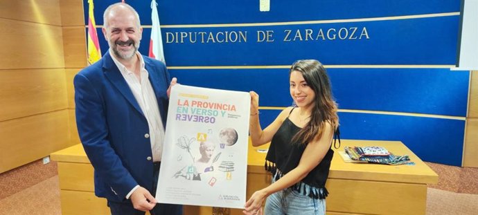 El diputado delegado de Archivos y Bibliotecas dela DPZ, José Manuel Latorre, y la escritora Bárbara Armstrong, en la presentación del ciclo de poesía.