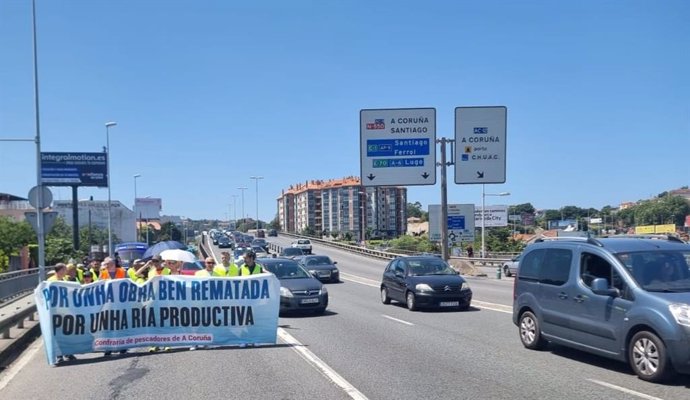 Los manifestantes cortando el tráfico en el carril derecho del puente de A Pasaxe dirección salida de la ciudad herculina