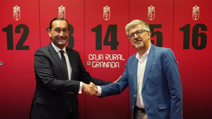 El director de Negocio de Caja Rural Granada, José Aurelio Hernández, y el director General del Granada CF, Alfredo García.