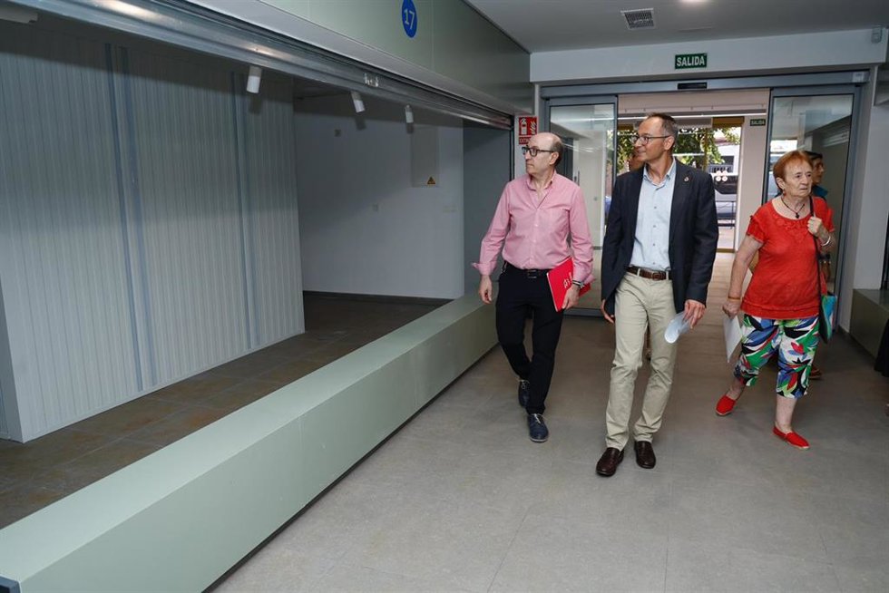 El concejal de Comercio, Mercados y Consumo, Víctor Martín, visita las renovadas instalaciones del Mercado de Rondilla.