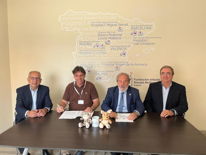 Firma del convenio de colaboración entre Grupo IHP y la Casa Ronald McDonald de Sevilla.