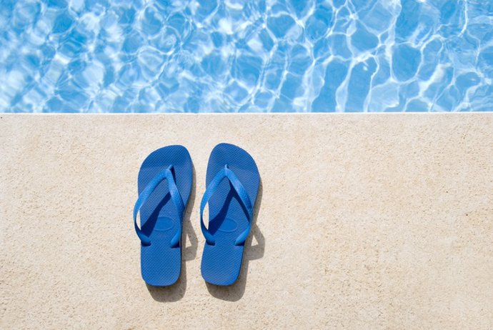 Archivo - Chanclas para la piscina o la playa. Verano.