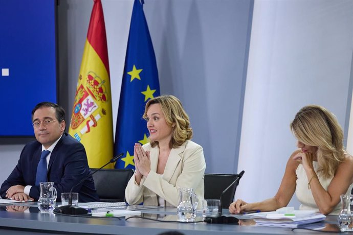 (I-D) El ministro de Asuntos Exteriores, Unión Europea y Cooperación; la ministra portavo y la vicepresidenta segunda y ministra de Trabajo durante una rueda de prensa posterior al Consejo de Ministros