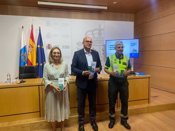 El delegado del Gobierno en Canarias, Anselmo Pestana, la coordinadora de la Dirección General de Tráfico (DGT) en Canarias, Eva Canitrot, y el teniente coronel jefe del Sector de la Agrupación de Tráfico de la Guardia Civil (ATGC), Jesús Ángel Hernández