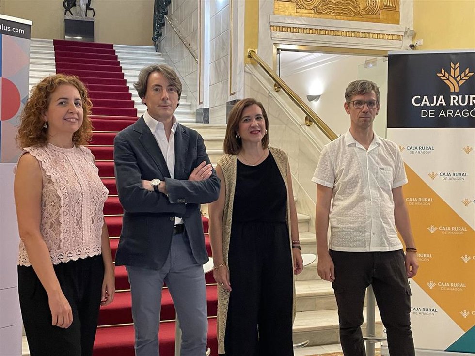 La consejera municipal de Cultura, Sara Fernández; el director de la Fundación Caja Rural de Aragón, Carlos López; y los codirectores del Festival Saulus de Música Vocal, Jorge Apodaca y Elena Ruiz-Ortega.
