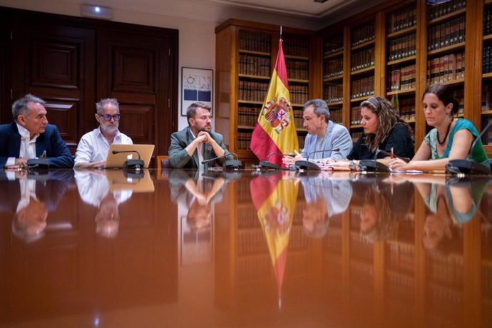 El consejero de Ordenación de Territorio, Urbanismo, Vivienda y Derechos Ciudadanos, Ovidio Zapico, se ha reunido en el Congreso de los Diputados con el diputado asturiano de Sumar, Rafael Cofiño, y el portavoz parlamentario de IU, Enrique Santiago.