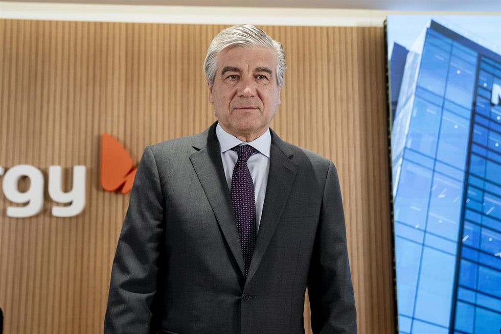 El presidente de Naturgy, Francisco Reynés, posa a su llegada a una rueda de prensa para presentar los resultados del primer semestre del año de la compañía, a 23 de julio de 2024, en Madrid (España). Naturgy obtuvo un beneficio neto de 1.043 millones d
