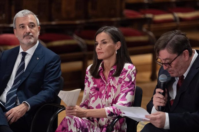 (I-D) El alcalde de Barcelona, Jaume Collboni; la Reina Letizia, y el director del Instituto Cervantes, Luis García Montero, durante la reunión anual de directores del Instituto Cervantes en Barcelona