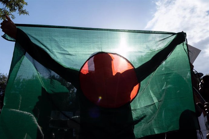 July 22, 2024, Rome, Italy: Protesters with the Bangladeshi flag during the demonstration in front of the headquarters of the Ministry of Foreign Affairs in Rome