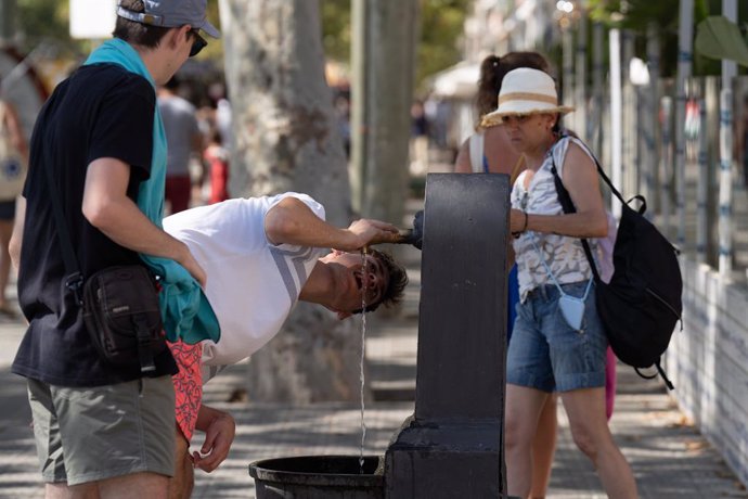 Diverses persones en una font a Barcelona