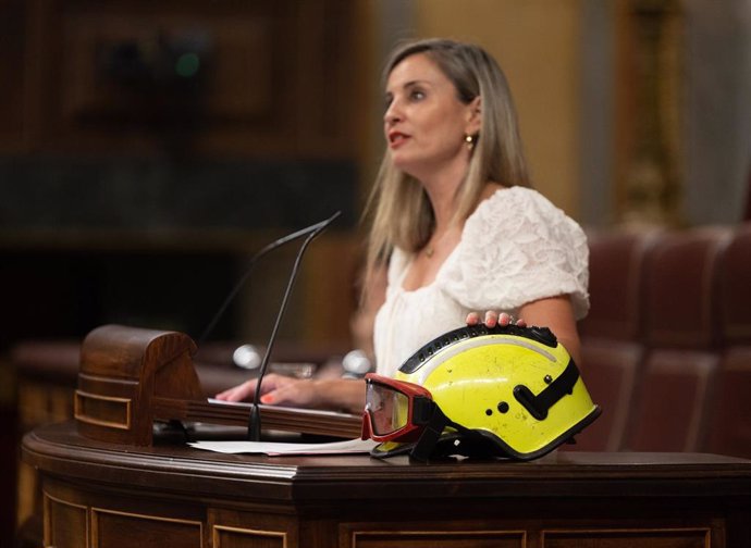 La diputada de Sumar Verónica Martínez interviene con un casco de bomberos forestales durante una sesión plenaria extraordinaria, en el Congreso de los Diputados, 