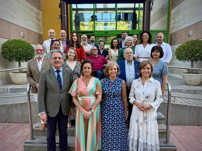 La consejera de Salud y Consumo, Catalina García, con representantes de sociedades científicas y asociaciones de pacientes a los que ha presentado el borrador del Plan Andaluz de Atención a la Cronicidad.